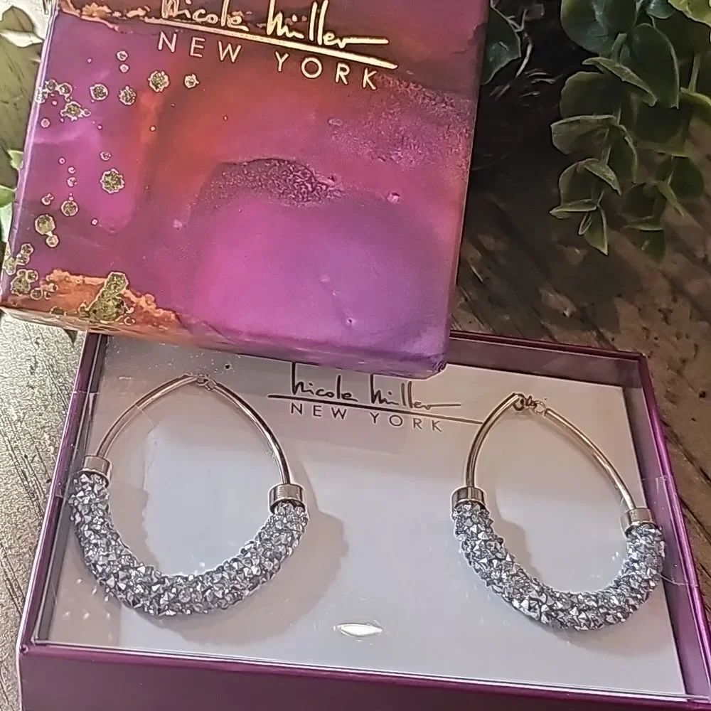 Blingy oval hoop earring NWT
